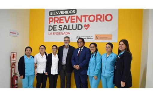Nuestro rector Andrés Velarde y el alcalde de Puente Piedra, Rennan Espinoza, durante la inauguración del Centro Preventorio de Salud en ese distrito. 