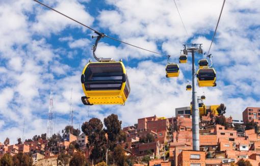 Estudiantes desarrollan teleférico solar para combatir la contaminación del aire