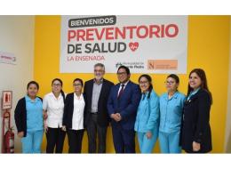 Nuestro rector Andrés Velarde y el alcalde de Puente Piedra, Rennan Espinoza, durante la inauguración del Centro Preventorio de Salud en ese distrito. 